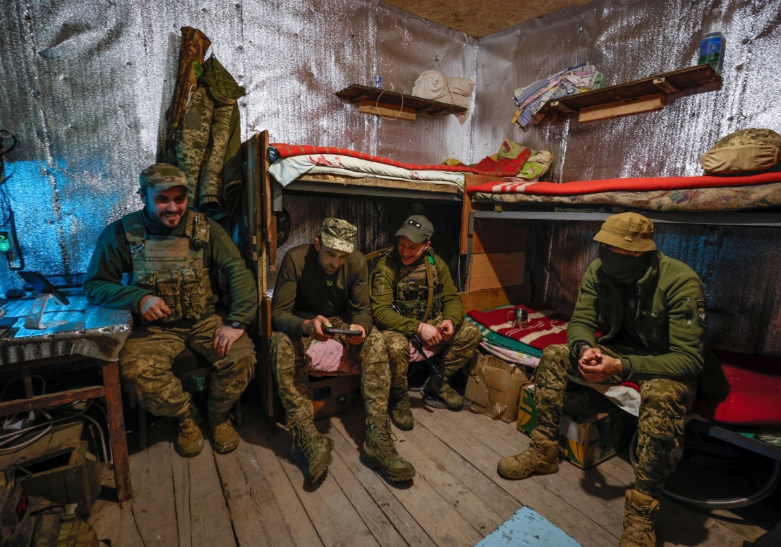 جنود أوكرانيون يستريحون داخل مخبأ في موقعهم على خط المواجهة بالقرب من بلدة كريمينا في منطقة دونيتسك، 25 أبريل