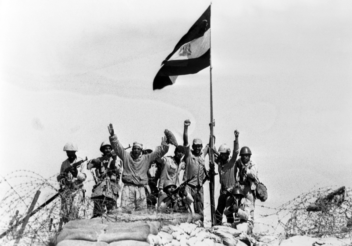 ضباط وجنود مصريون يغرسون العلم المصري فوق "خط بارليف" شرق قناة السويس في 13 أكتوبر 1973