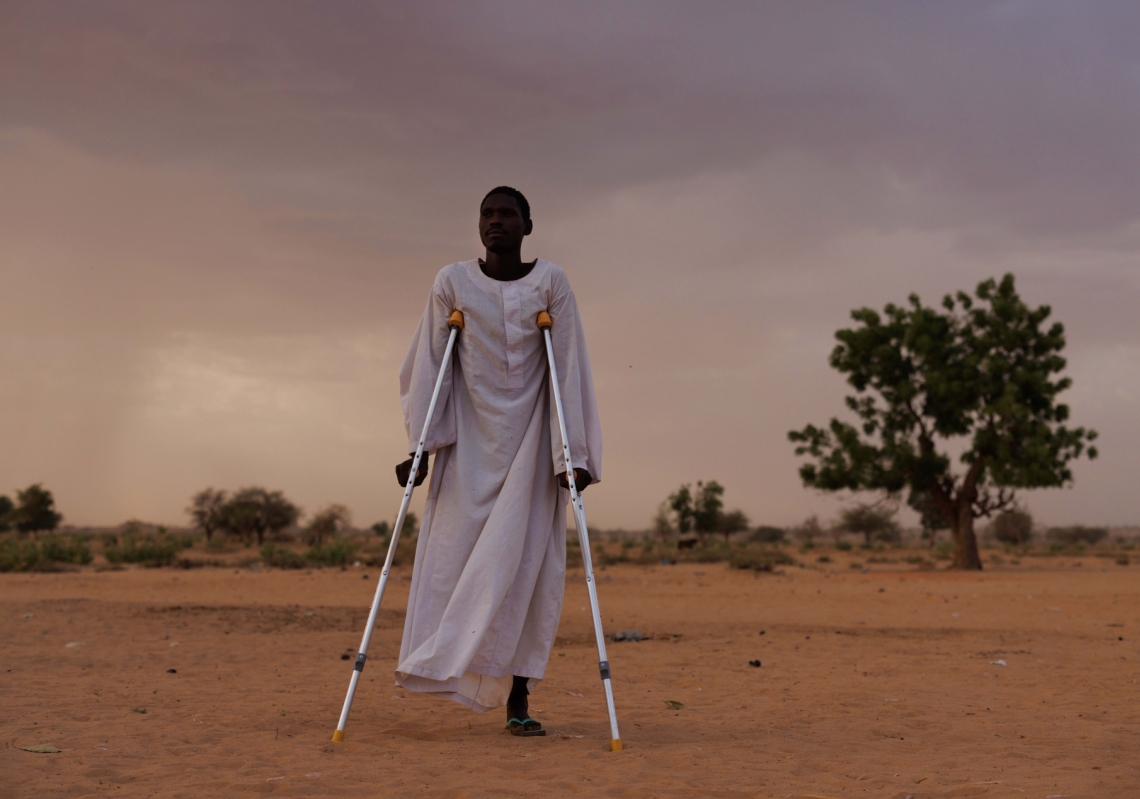 اسحق عبد الله خاطر من الجنينة في غرب السودان الذي بُترت ساقه جراء إصابته بالرصاص واقفا في بلدة أدري في التشاد في 22 ابريل 